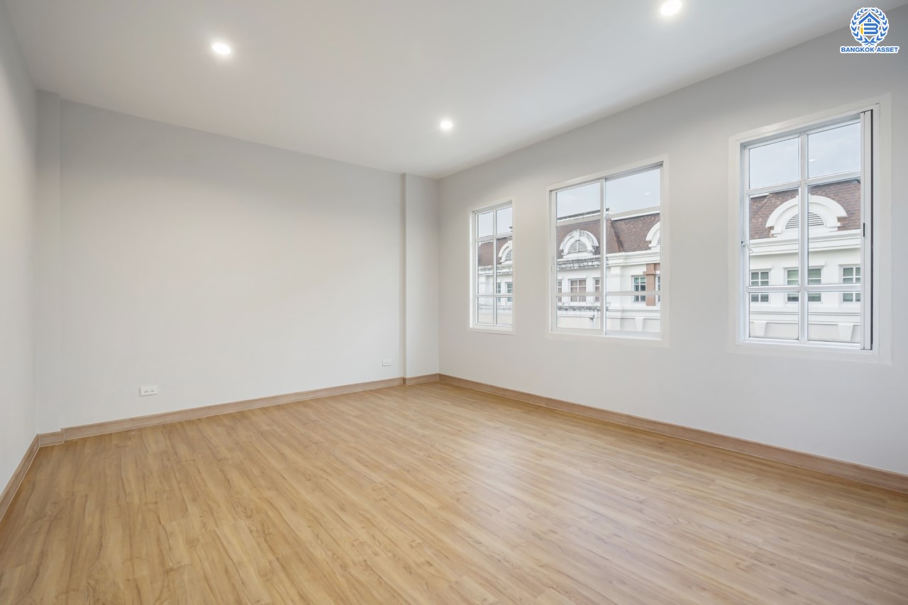 บ้านมือสอง ทาวน์โฮม 3 ชั้น หลังมุม ม.พลัสซิตี้พาร์ค เกษตร-นวมินทร์ เนื้อที่ 33.60 ตร.ว. ฟังก์ชัน 3 ห้องนอน 4 ห้องน้ำ จอดรถได้ 2 คัน บนทำเลศักยภาพ เชื่อมต่อถนนหลายสาย เข้าเมืองก็เป็นเรื่องง่าย ใกล้รถไฟฟ้าสายเขียวอ่อน สถานี "ม.เกษตรศาสตร์" และ ใกล้จุดขึ้นทางด่วน "ฉลองรัช"...